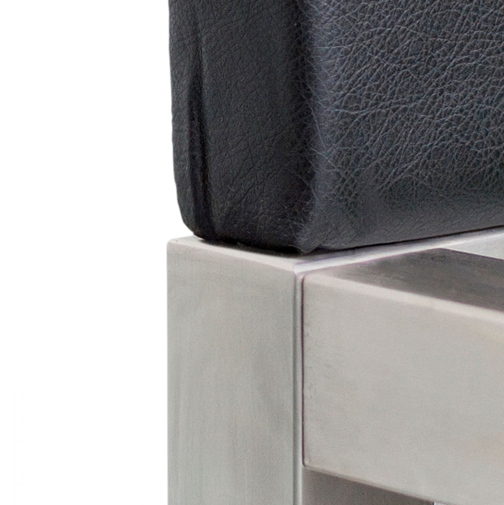 Detailaufnahme: Hans Hansen Pure Bett, Edelstahlrahmen mit schwarzem Polsterkopfteil. Modernes Schlafzimmerdesign.