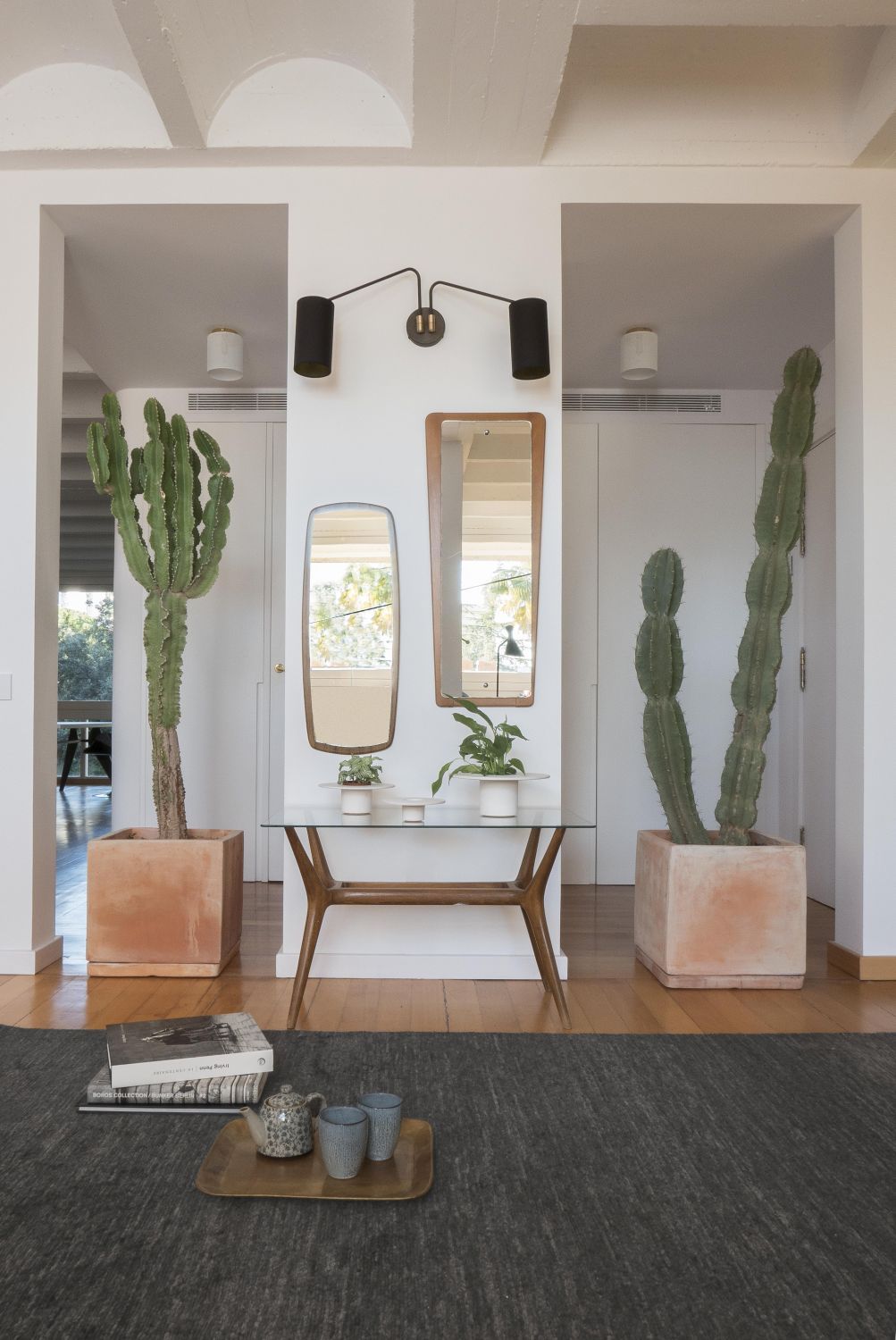 Persian Colors Teppich Charcoal von Nanimarquina im Interieur, dunkler Teppich mit subtiler Textur.