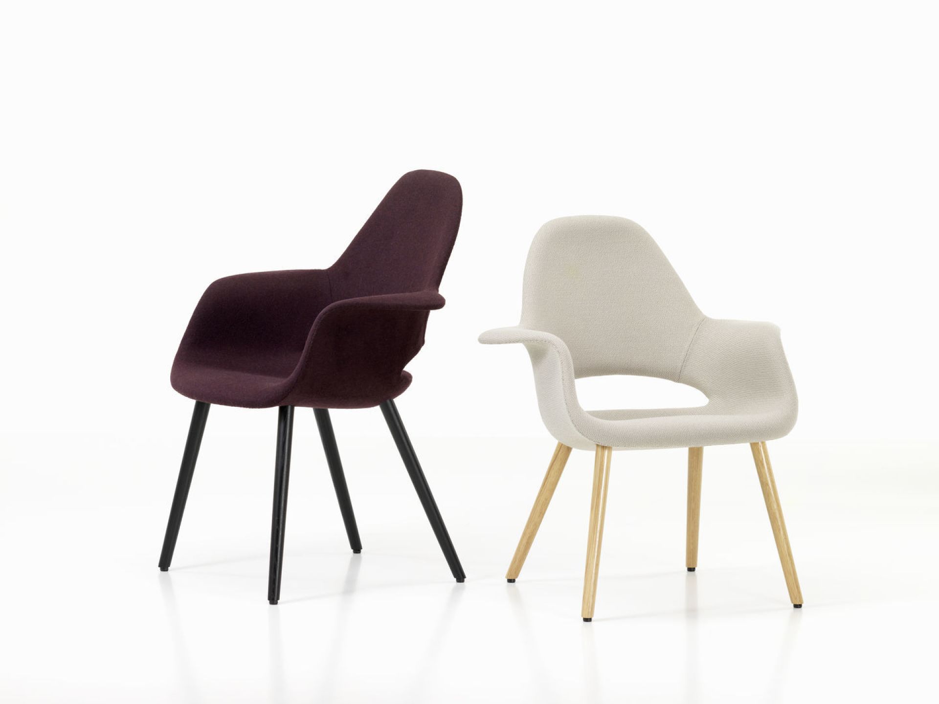 Zwei Organic Highback Stühle von Vitra in Lila und Beige auf weißem Hintergrund.