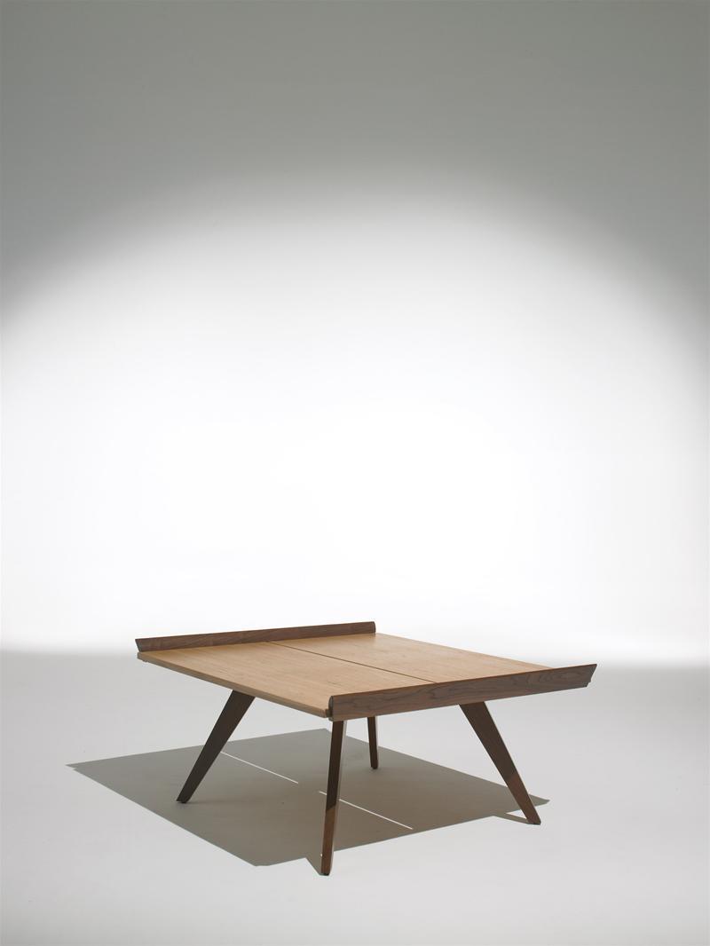 Splay-Leg Tisch von Knoll International: Moderner Holztisch mit ausgestellten Beinen und minimalistischem Design.