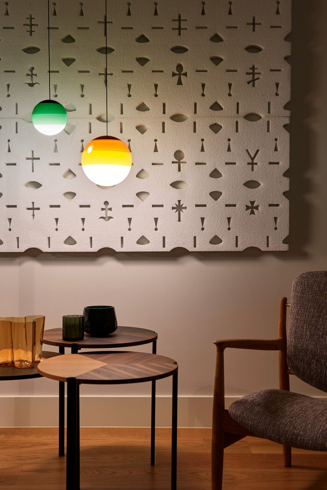 Nahaufnahme der Dipping Light Pendelleuchten von Marset, eine bernsteinfarbene und eine grüne LED-Lampe.