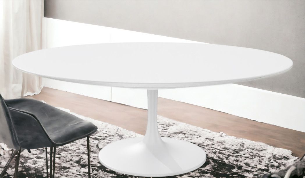 Weißer Saarinen ovaler Couchtisch von Knoll International mit zentralem Fuß und minimalistischem Design.