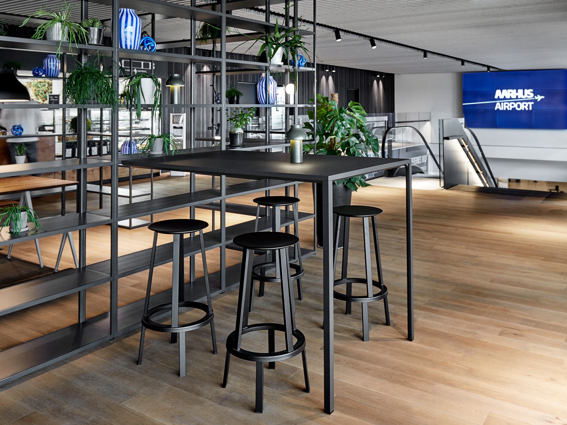 Schwarze Revolver Bar Stools von Hay an einem hohen Tisch, moderne Barhocker für Küche oder Bar.