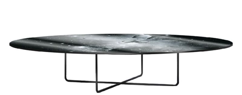 Ovaler Galaxy Low Table von Moroso Diesel mit Galaxie-Muster und schwarzem Metallgestell.