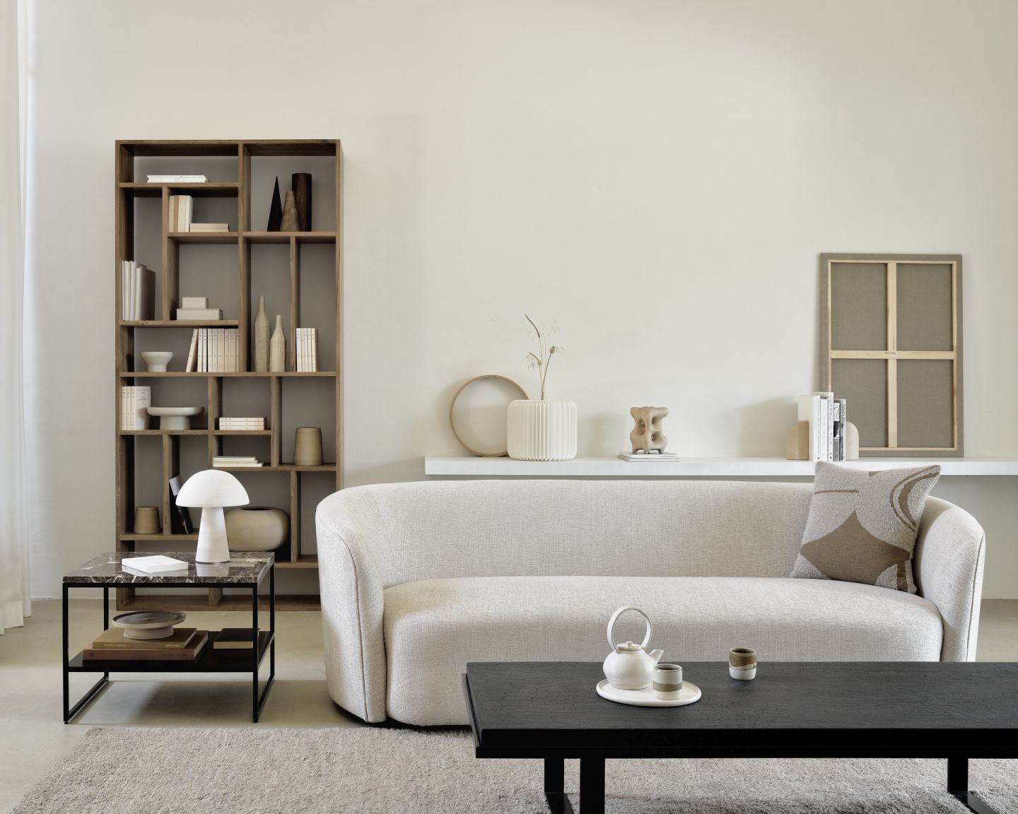 Wohnzimmer mit Ethnicraft Dunes Teppich Cumin, 170x240 cm, in natürlicher Farbgebung.