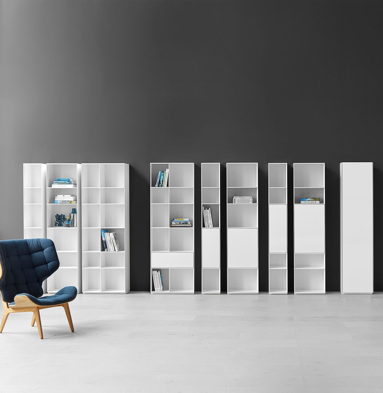 Weißes Nex Pur Regal von Piure mit Tür unten und Fachboden, Teil einer modularen Regalkombination.