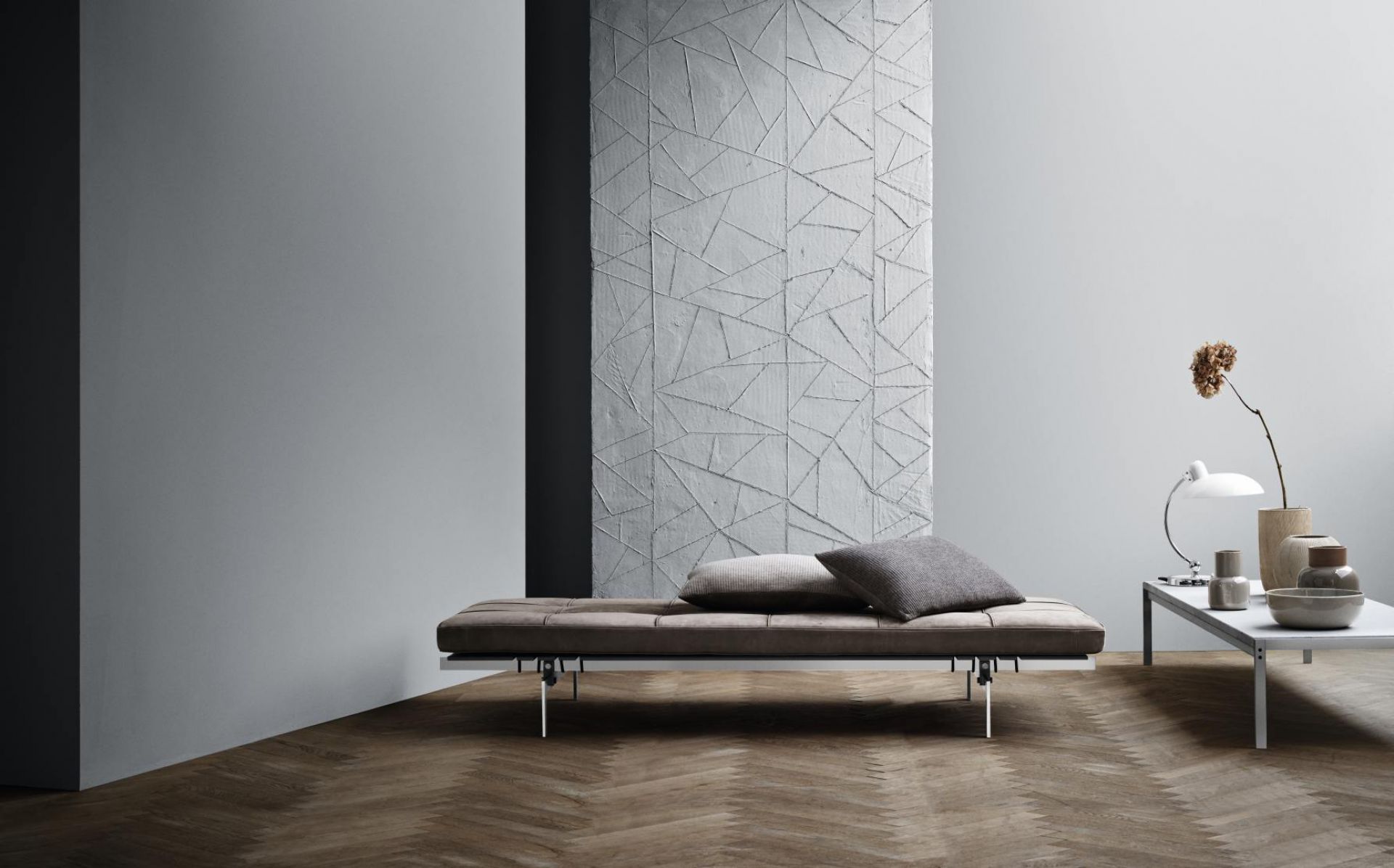 PK63 Esstisch von Fritz Hansen, 180 cm breit, mit minimalistischem Design und Stahlgestell.