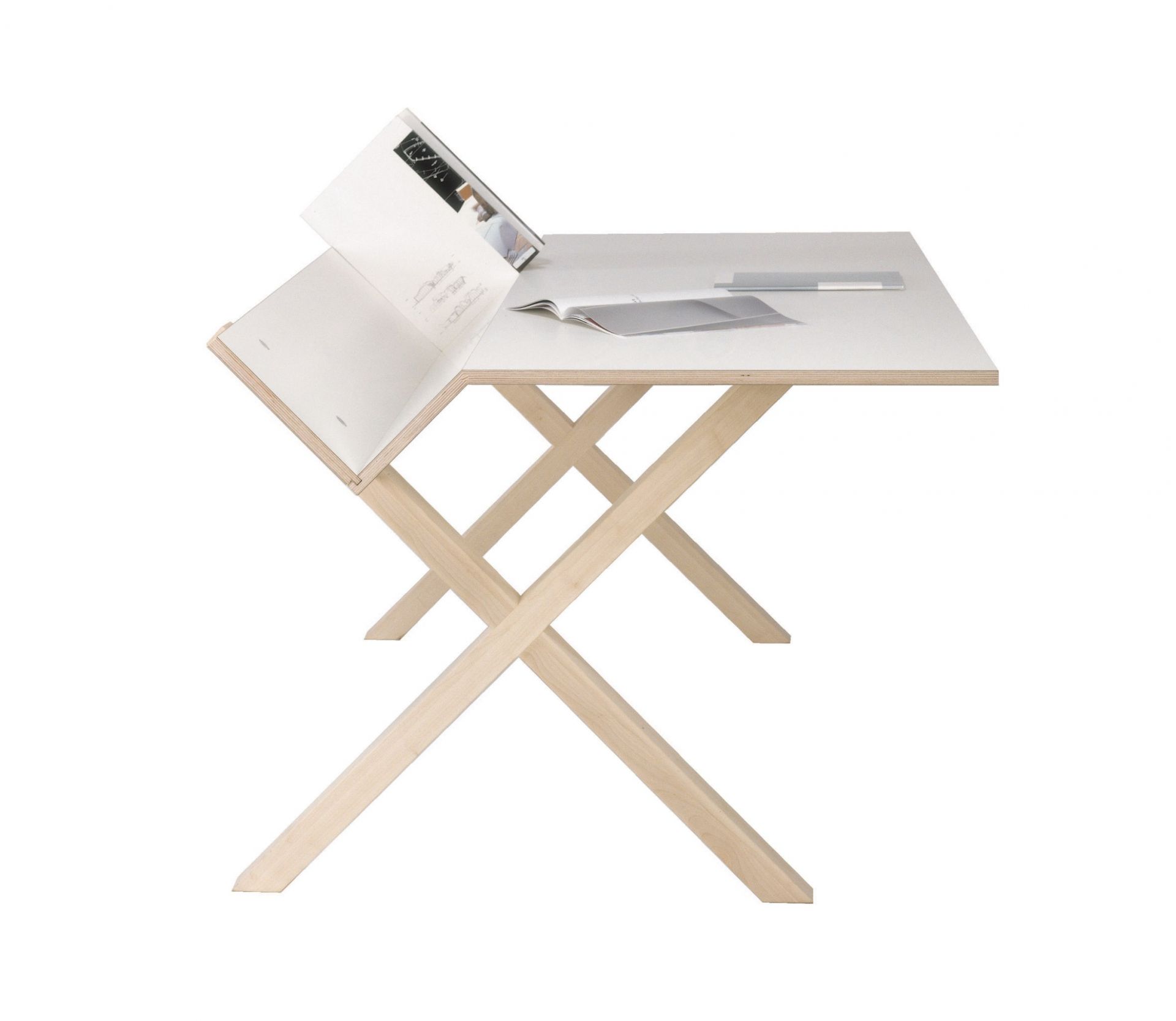 Kant Schreibtisch von Nils Holger Moormann mit weißer Tischplatte und hellem Holzgestell. Design Schreibtisch für Büro.