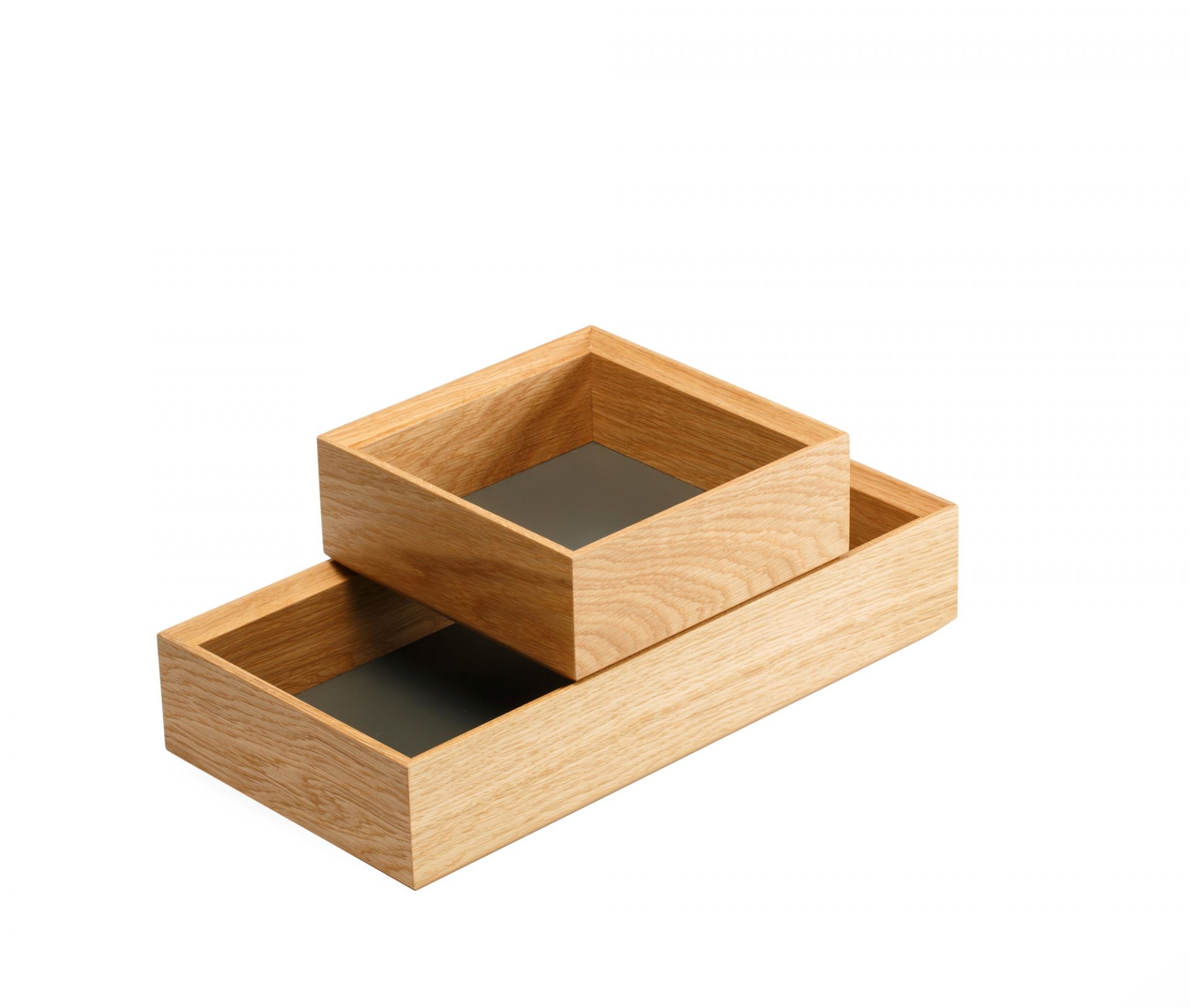 Tidy Tablett 3er-Set Favius, graue Holztabletts zur Aufbewahrung und Organisation auf weißem Hintergrund.