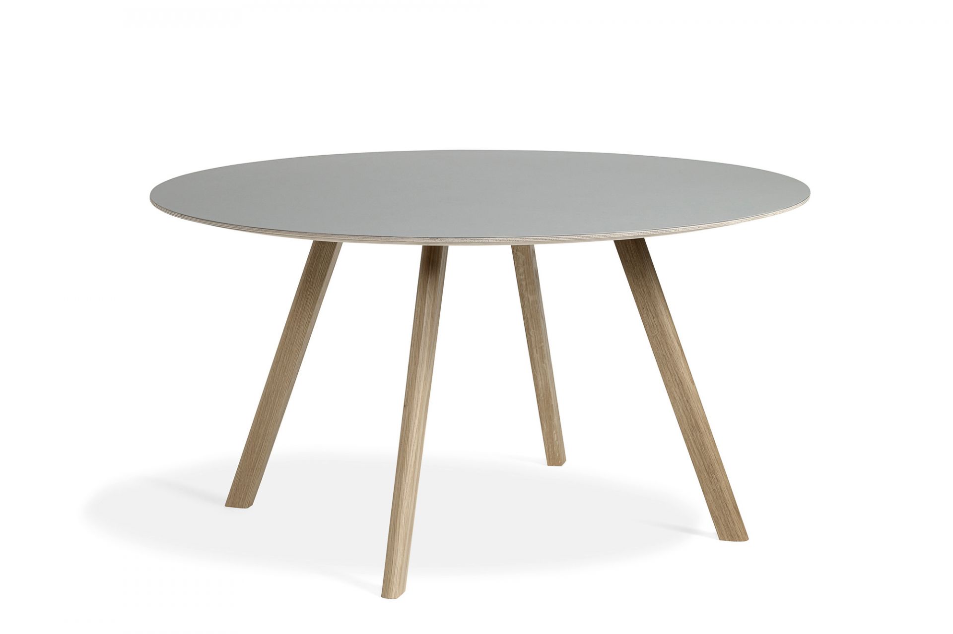 Runder Copenhague Table CPH 25 Tisch von Hay mit grauem Tischblatt und Holzbeinen.