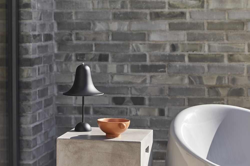 Schwarze Pantop Tischleuchte von Verpan, eine moderne Akku-Leuchte für den Innen- und Außenbereich.