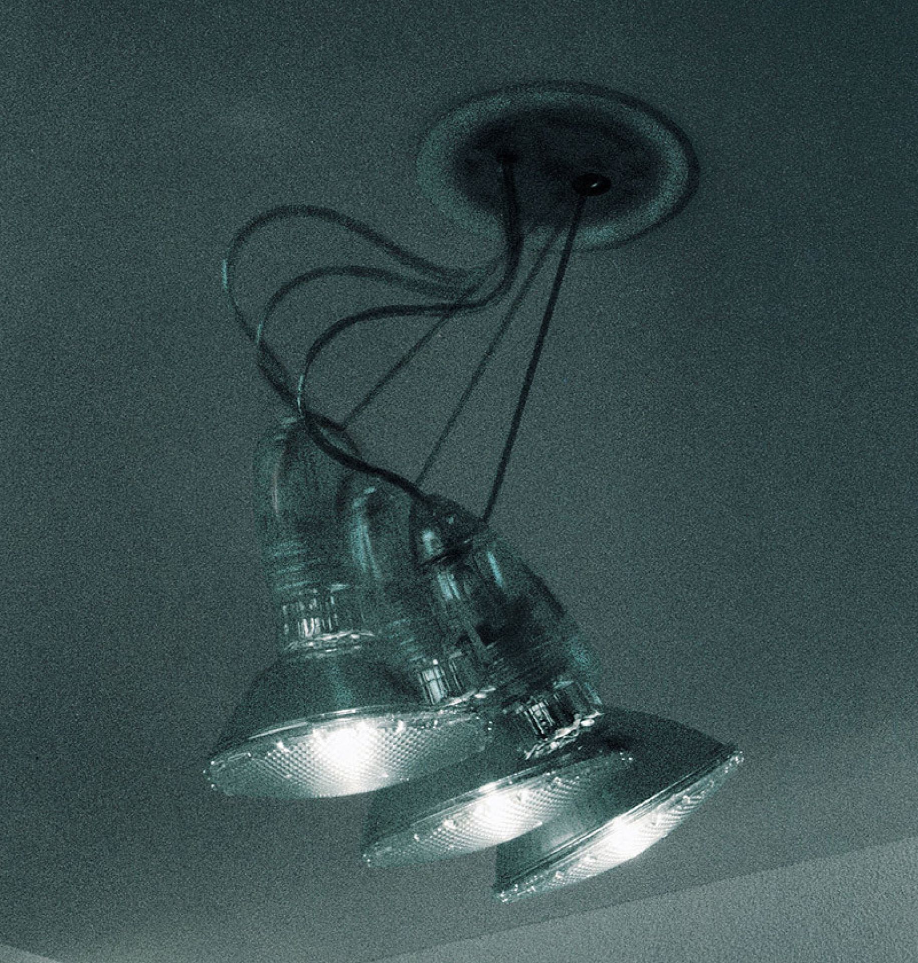 Spock Deckenleuchte von Ingo Maurer: Moderne Hängelampe mit drei Strahlern und Kabeln.