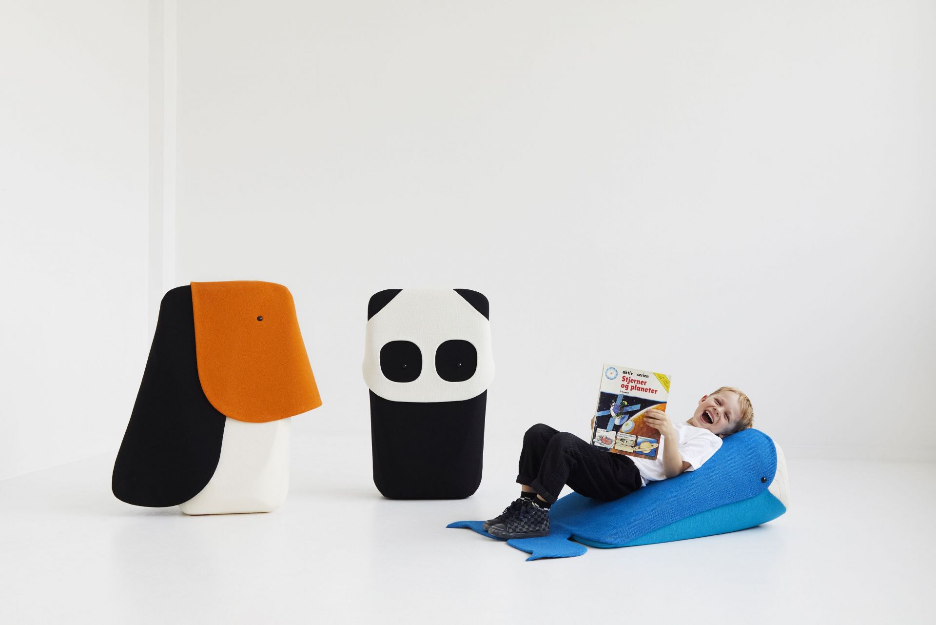 Zoo Collection Toucan und Panda Sitzkissen von EO Denmark mit lesendem Kind auf Wal-Sitzsack.