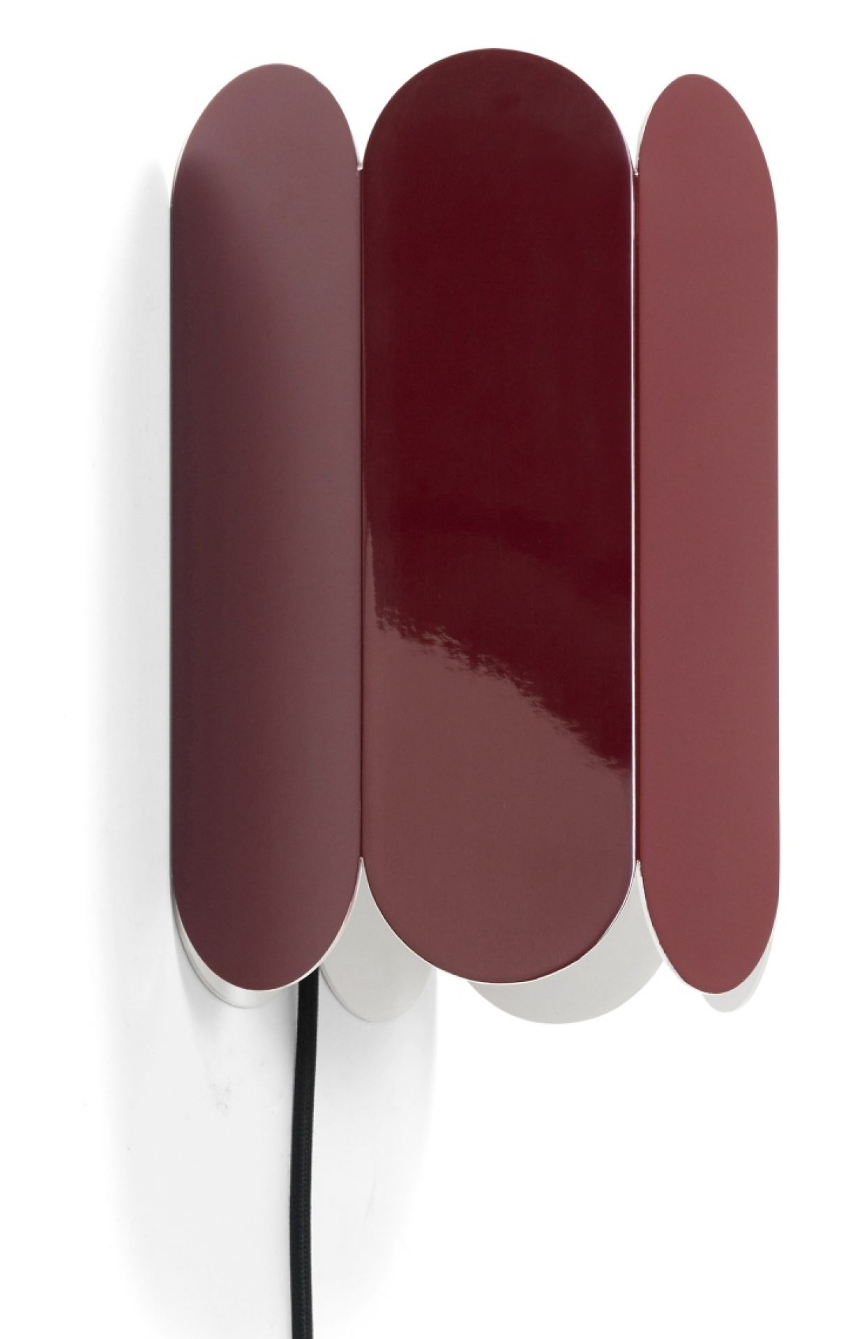 Nahaufnahme der Arcs Switch Wandleuchte von Hay in Burgunderrot, moderne Wandbeleuchtung.