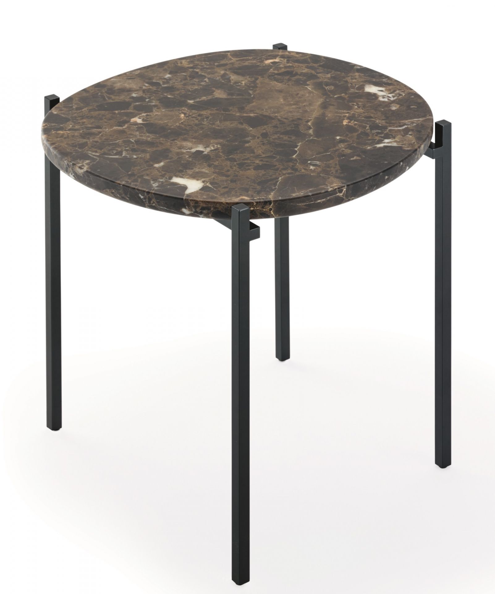 Niobe Beistelltisch mit runder Tischplatte aus Carrara-Marmor und schwarzem Metallgestell.