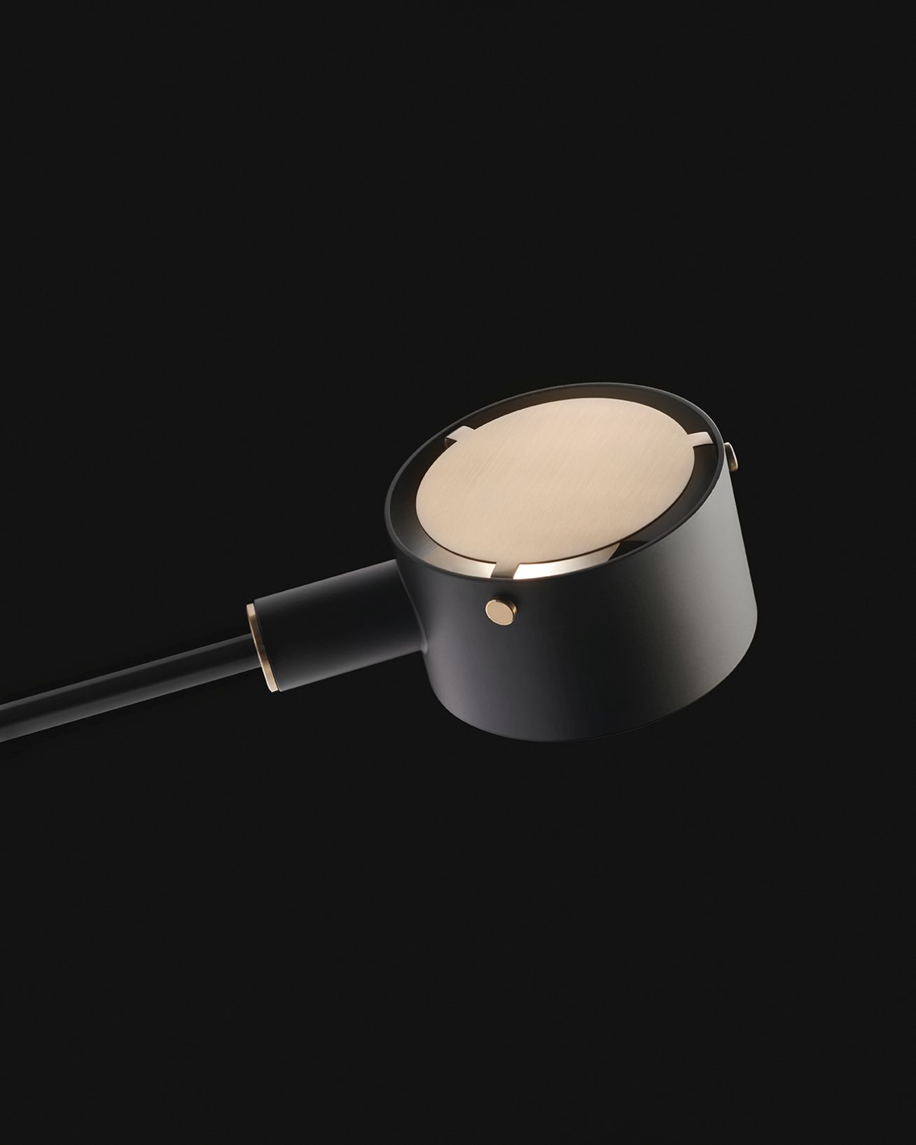 Detailaufnahme der Oluce G.O. 252 Tischleuchte in Schwarz mit goldfarbenem Schirm. Moderne Designerleuchte.