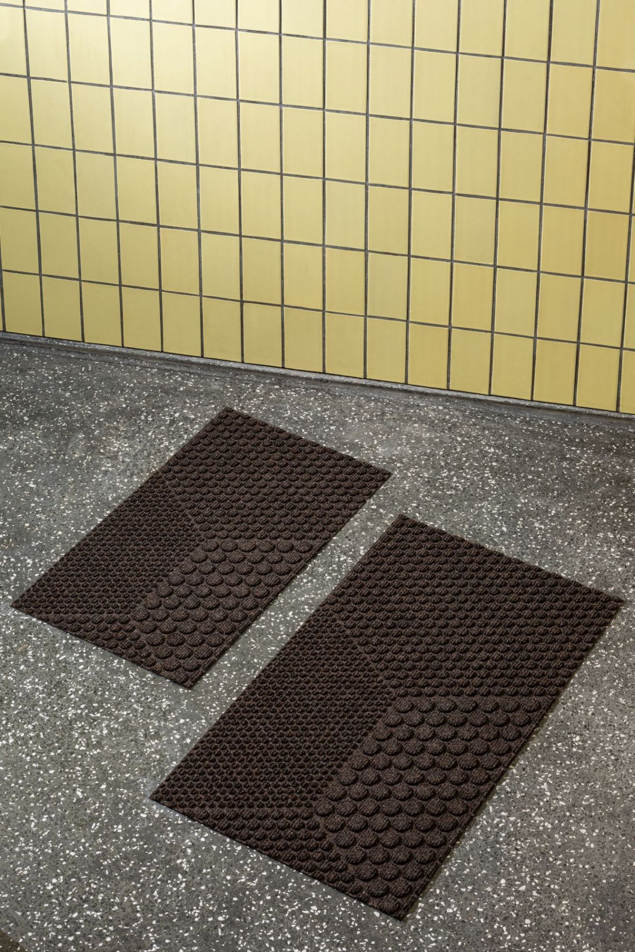 Zwei braune Heymat Fußmatten Soil 55x90 cm mit Noppenmuster auf grauem Boden.