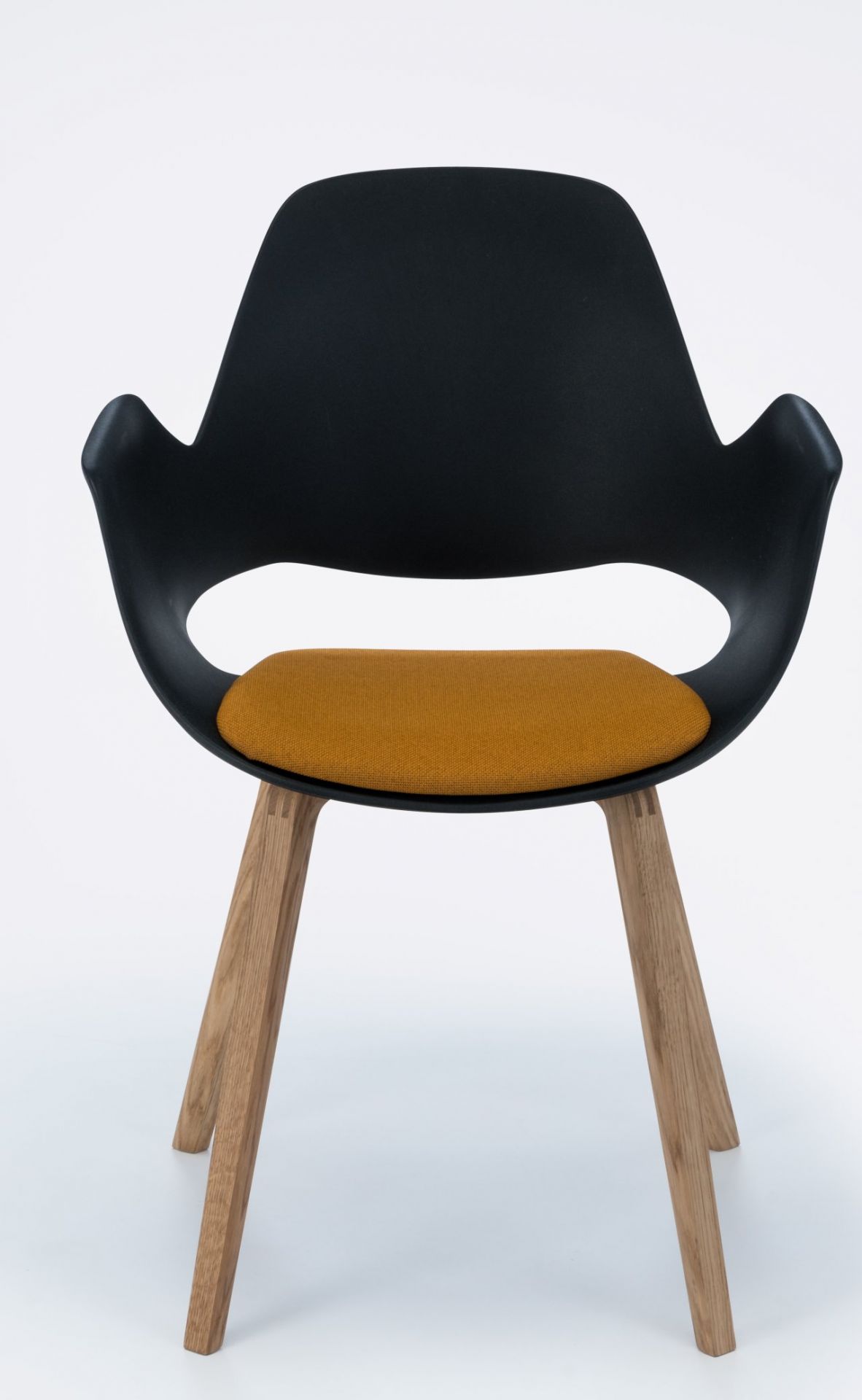 Falk Stuhl mit Armlehne Beine aus massiver Eiche Houe