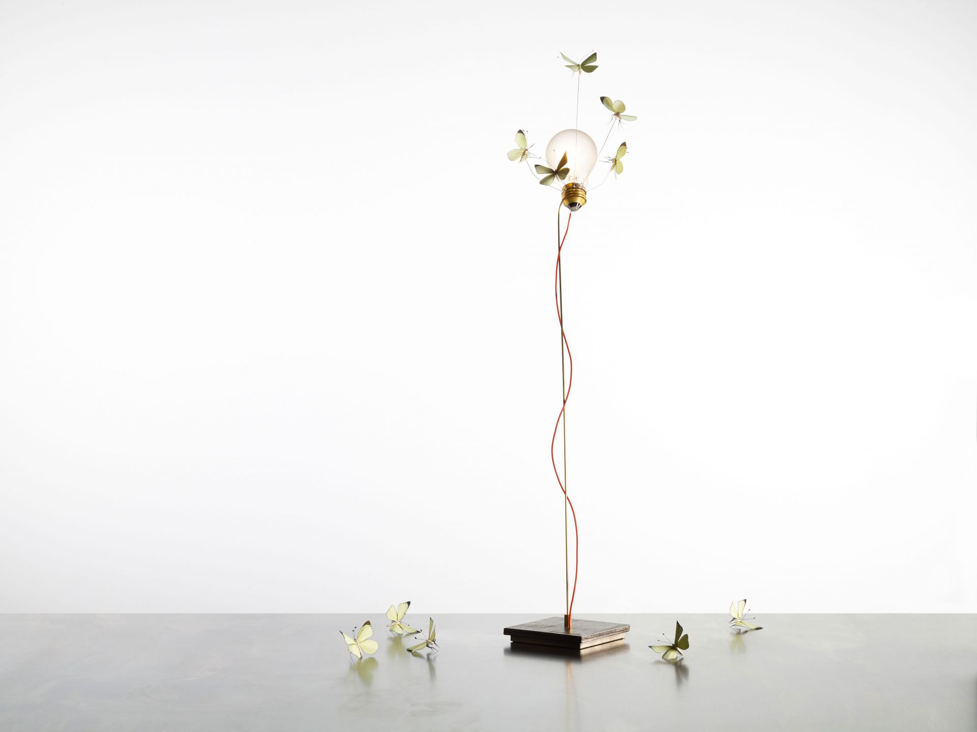 I Ricchi Poveri Five Butterflies Stehleuchte von Ingo Maurer mit Glühbirne und Schmetterlingen.