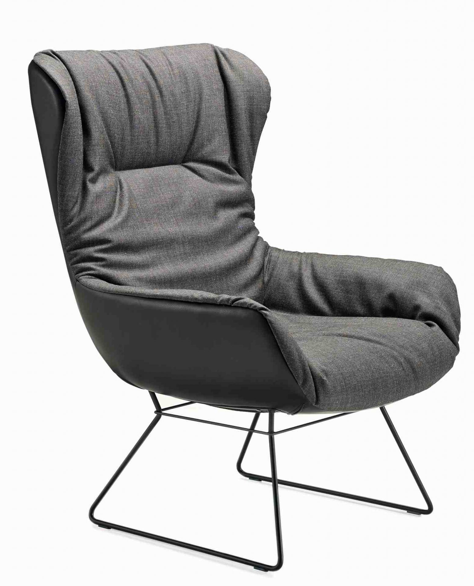 Grauer Leya Ohrensessel mit Stoffbezug und schwarzem Metallgestell, moderner Sessel für Wohnzimmer.