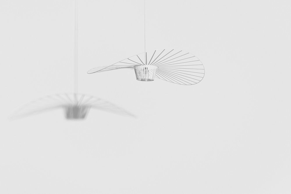 Weiße Vertigo Pendelleuchte XS von Petite Friture mit Hut-Design und filigranen Linien wirft Schatten.