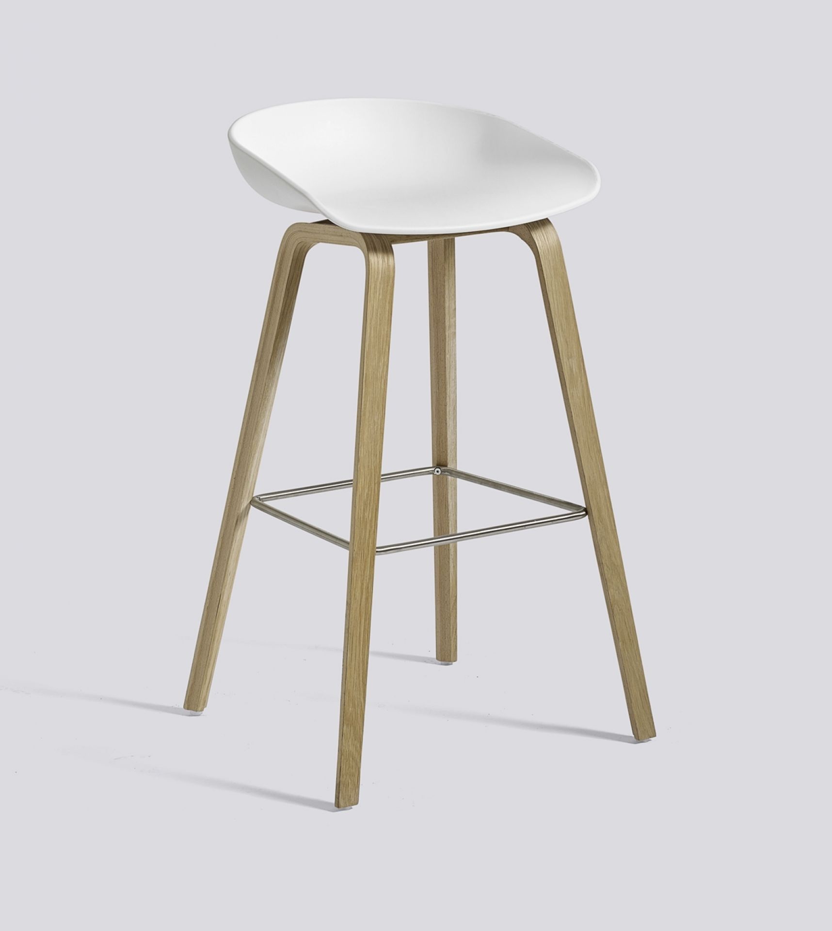 Weißer About a Stool AAS32 Barhocker von Hay mit Holzgestell und Fußstütze aus Metall.