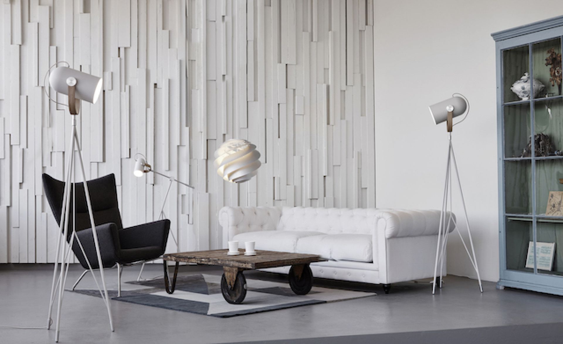 Swirl Stehleuchte von Le Klint in modernem Wohnzimmer mit Sofa und Sessel.