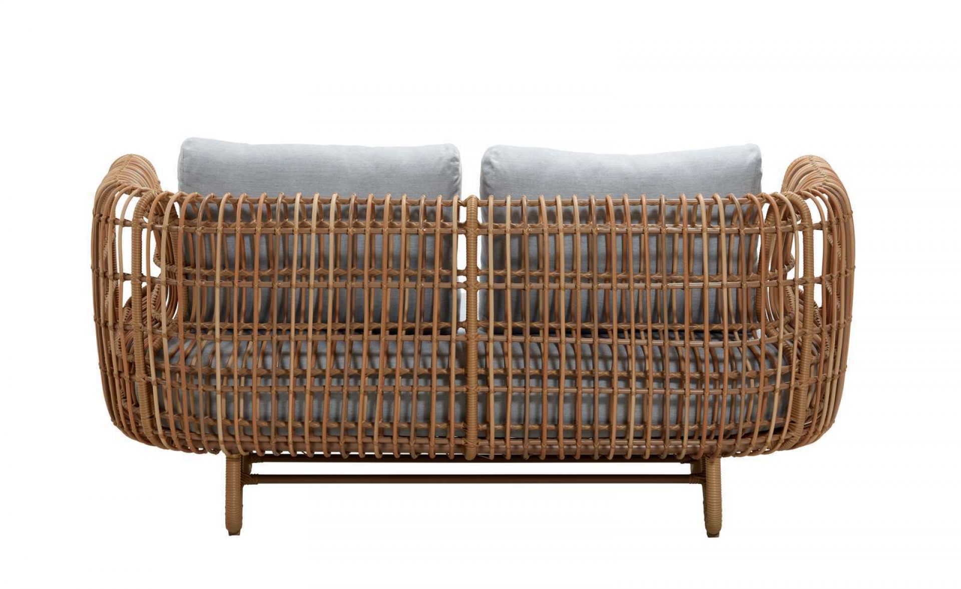 Nest Outdoor Sofa von Cane-Line: 2-Sitzer Gartensofa aus Rattan mit grauen Kissen.