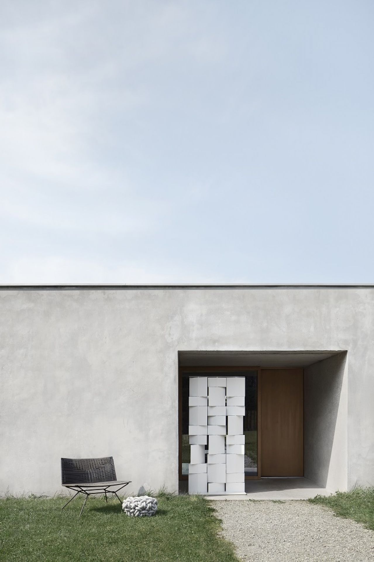 Weißer Divide It Raumteiler von MDF Italia, drei Module, als Sichtschutz vor Hauseingang.