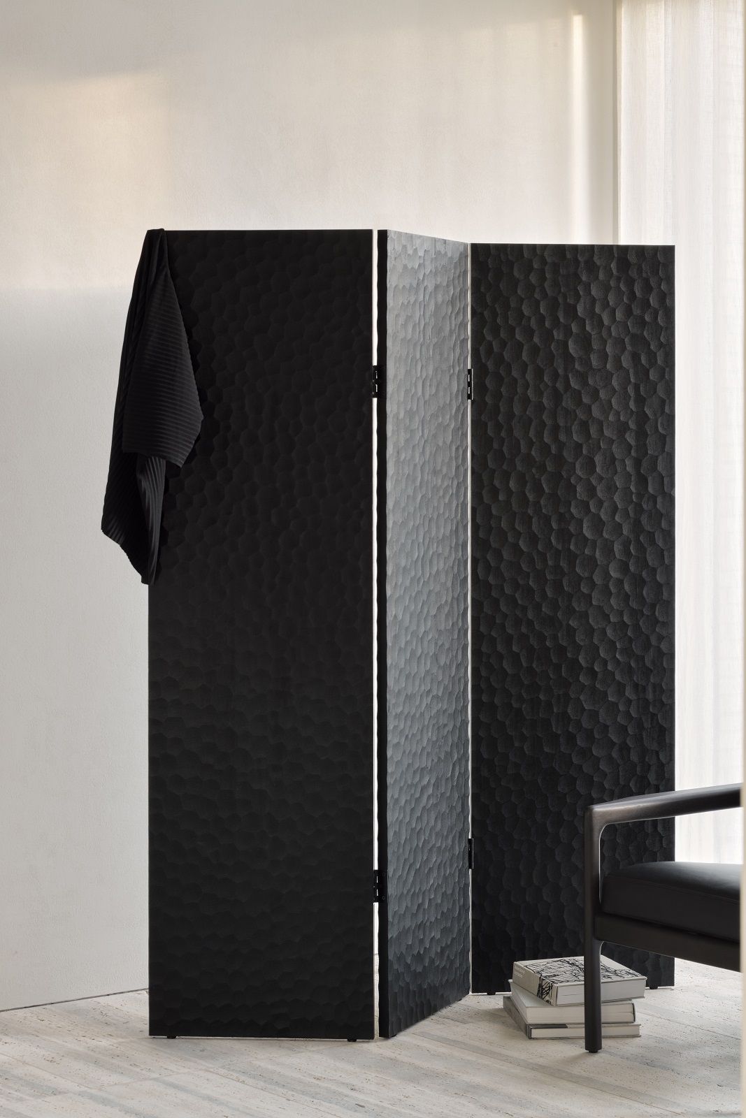 Schwarzer Chopped Raumteiler von Ethnicraft aus Mahagoni mit dreiteiliger, strukturierter Oberfläche.