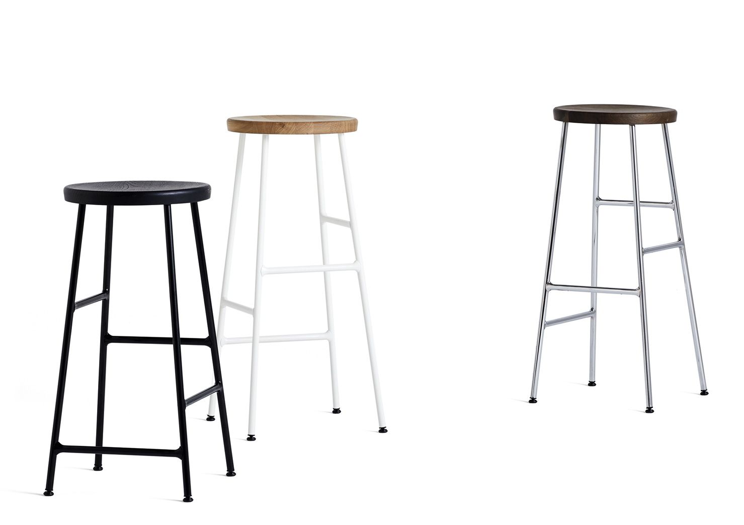 Drei Cornet Barhocker von Hay in Schwarz, Weiß und Chrom mit Holzsitzen.