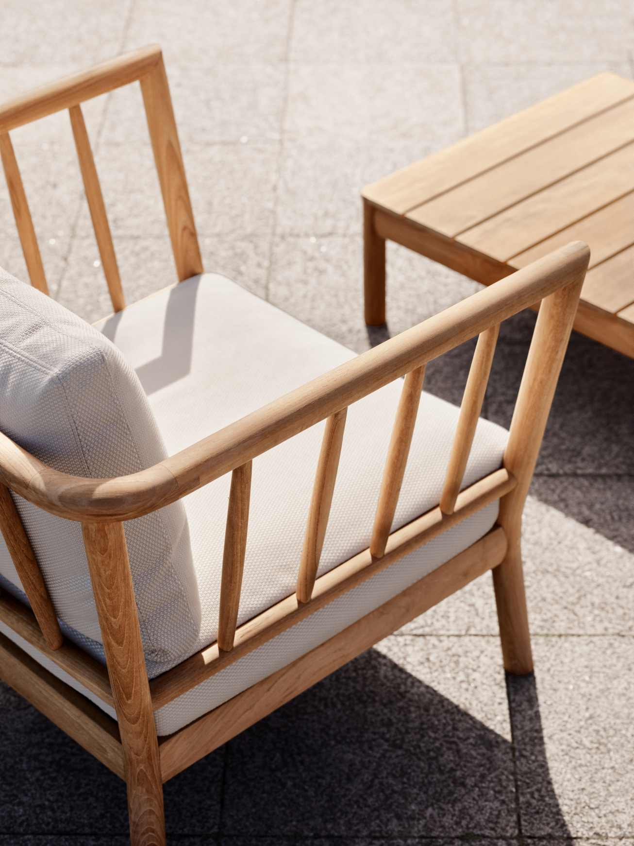 Detailaufnahme des Skagerak Lounge Sessels aus Teakholz mit passendem Tradition Lounge Tisch.