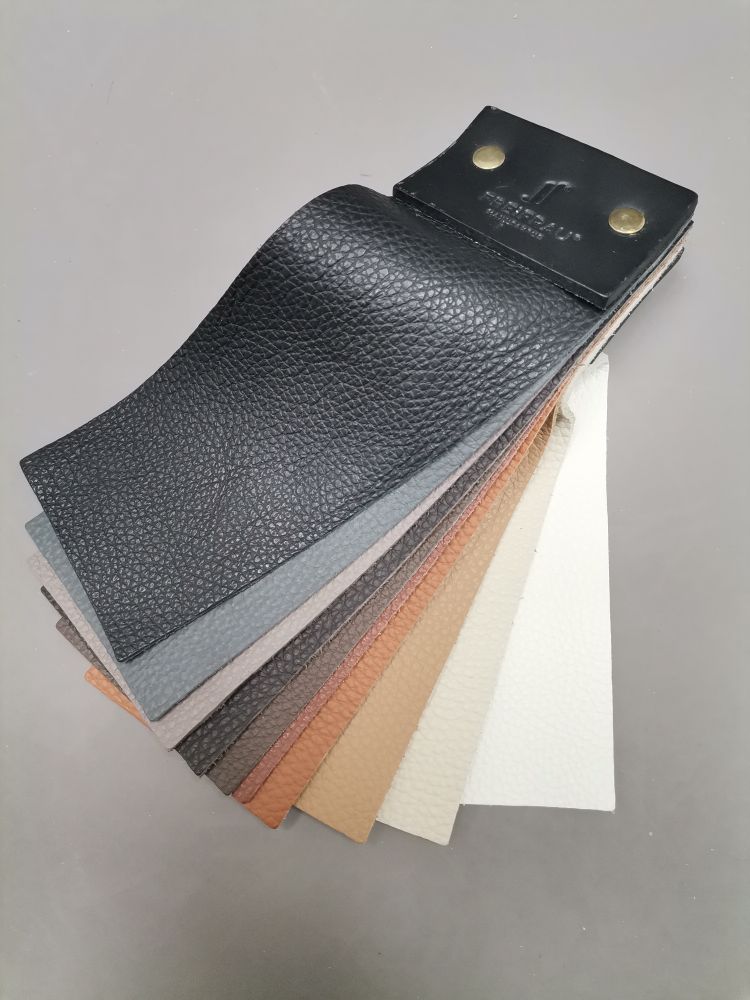 Ledermuster Orient von Freifrau Manufaktur: Farbpalette verschiedener Lederarten und -farben für Möbel.