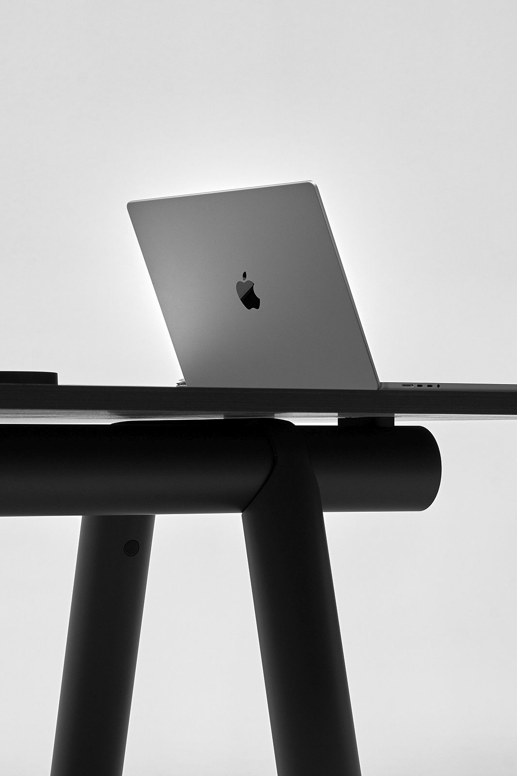 Detailaufnahme des schwarzen Hay Boa Table mit Laptop auf der Tischplatte.