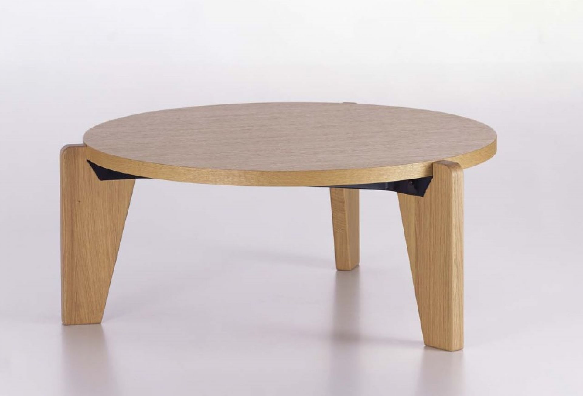 Vitra Gueridon Bas Tisch aus Eichenholz, runder Couchtisch mit drei Beinen, modernes Design.