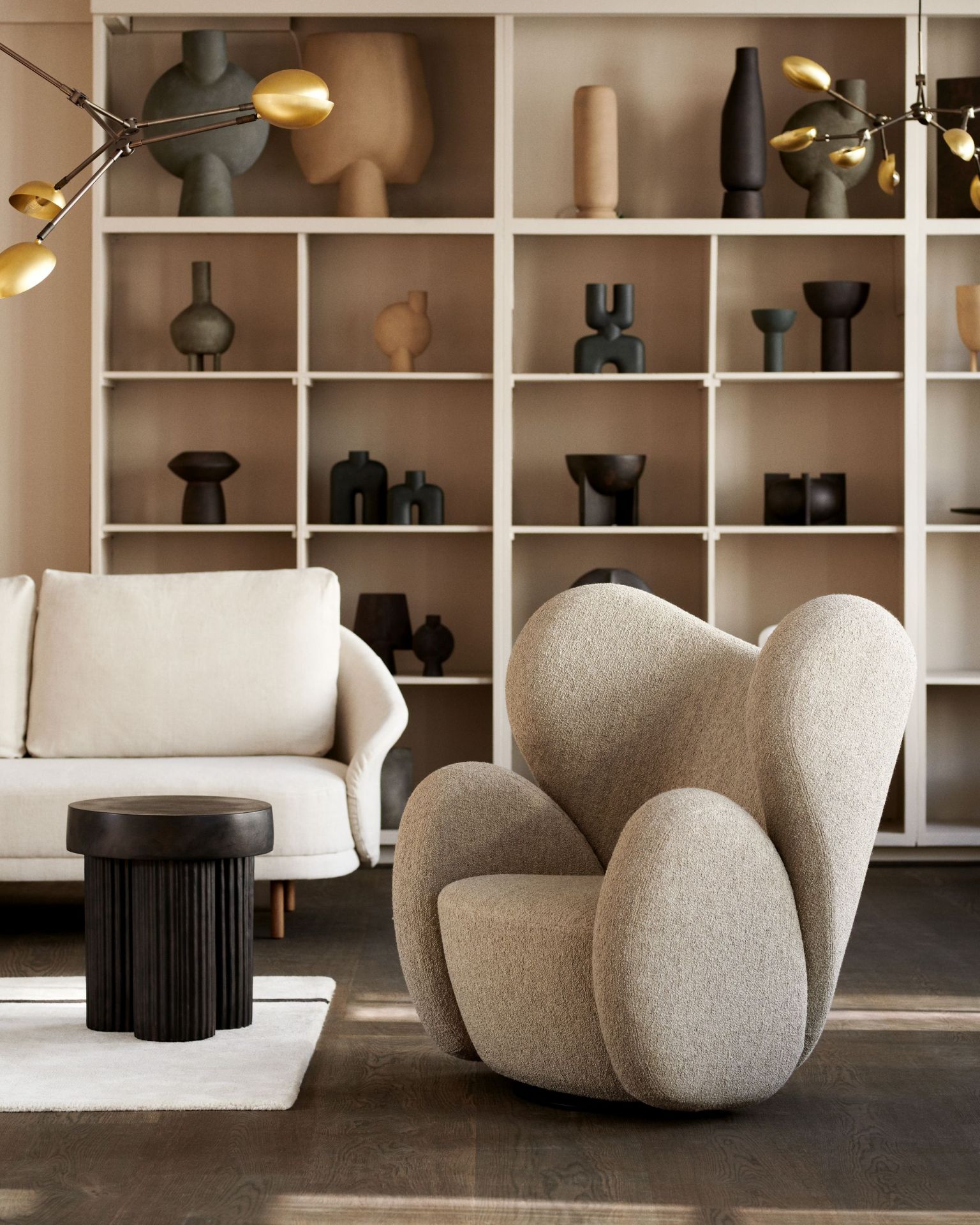 Gear Beistelltisch von Norr11 neben Sessel und Sofa im Wohnzimmer. Moderner Couchtisch aus Holz.