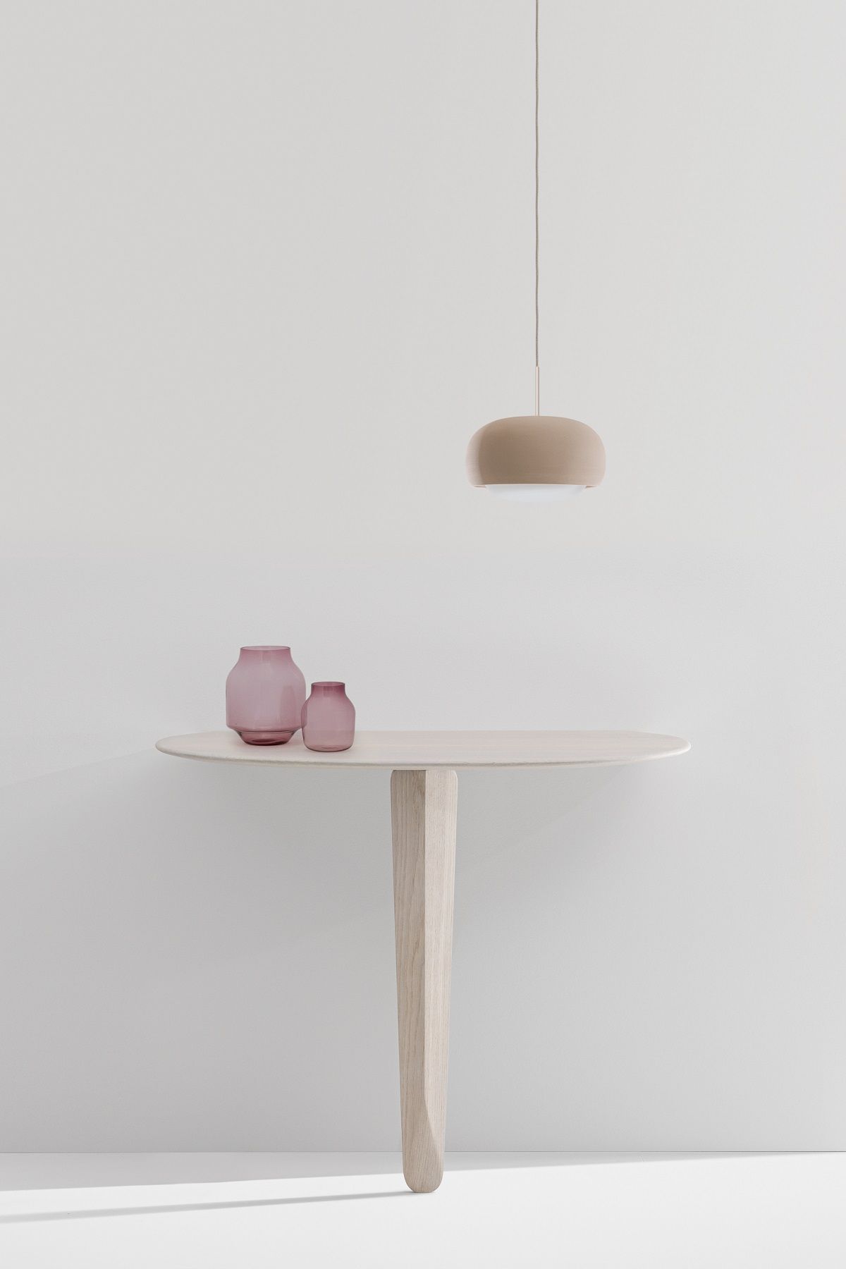 Kuyu Konsole: Symmetrischer Konsolentisch aus Holz mit rosa Vasen und passender Lampe im minimalistischen Design.
