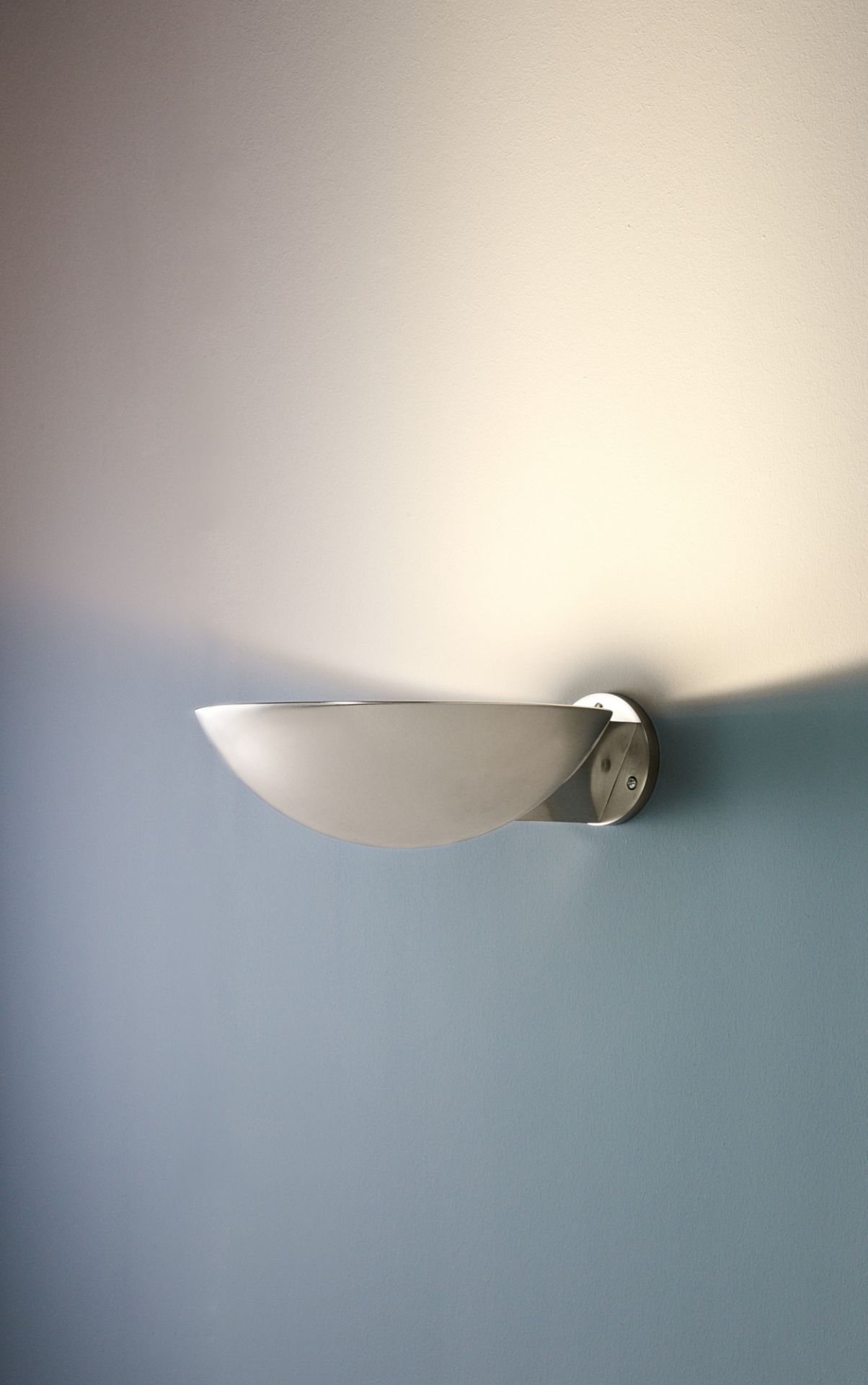 MSW 27 Wandleuchte von Tecnolumen, eine moderne Innenleuchte aus Metall und Glas an einer Wand.