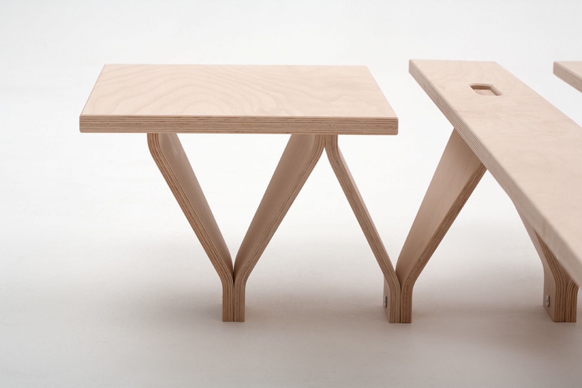 Tojo Nachttisch aus hellem Holz, minimalistisches Design mit V-förmigen Beinen, modernes Schlafzimmermöbel.