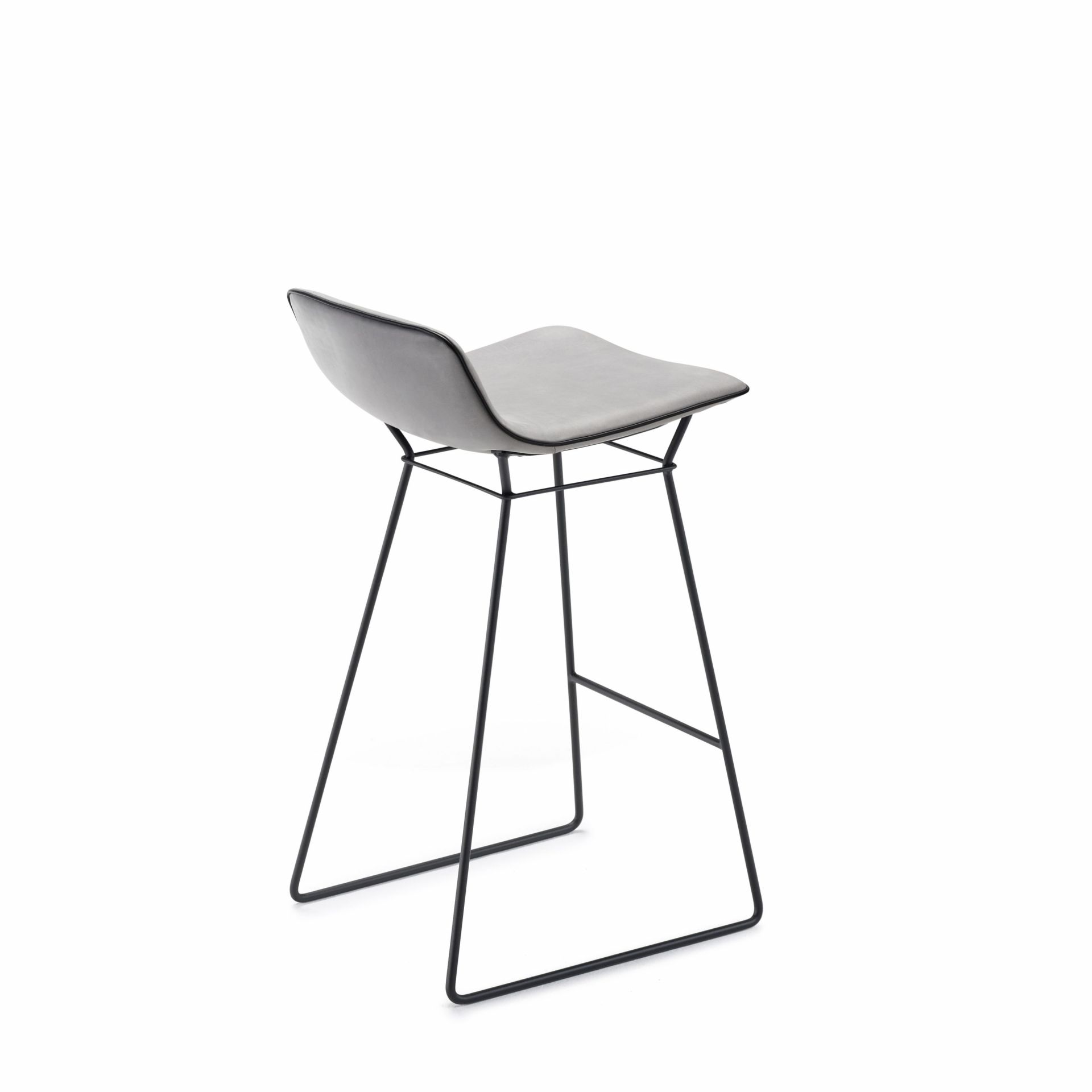 Amelie Thekenhocker von Freifrau Manufaktur mit niedriger Rückenlehne und schwarzem Metallgestell. Barhocker für Küche oder Bar.