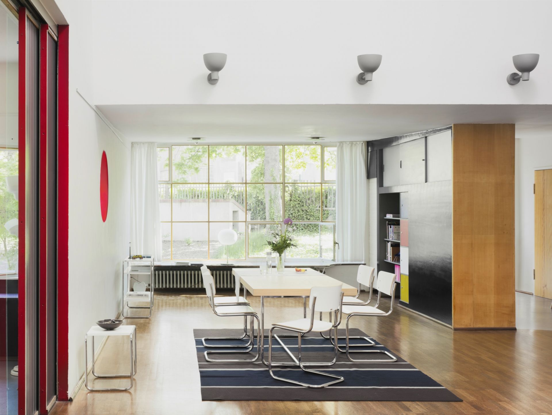 Esszimmer mit Thonet S 43 Freischwinger Stühlen in Weiß und Chrom, Stahlrohr Klassiker.