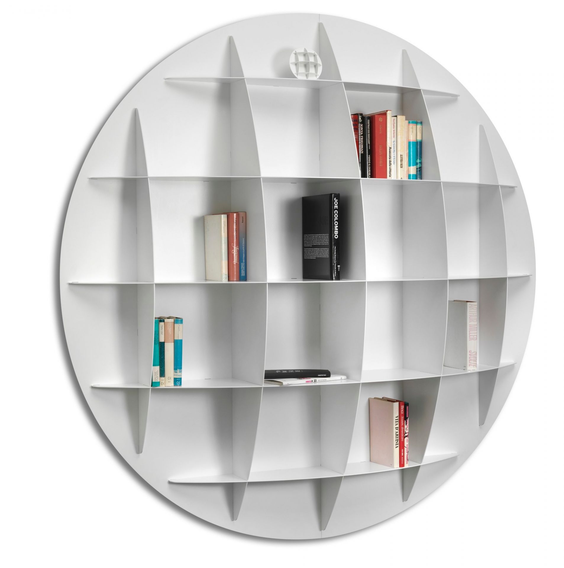 Weißes, sphärisches Bücherregal mit Büchern. Modernes Design für Wohnzimmer und Büro.