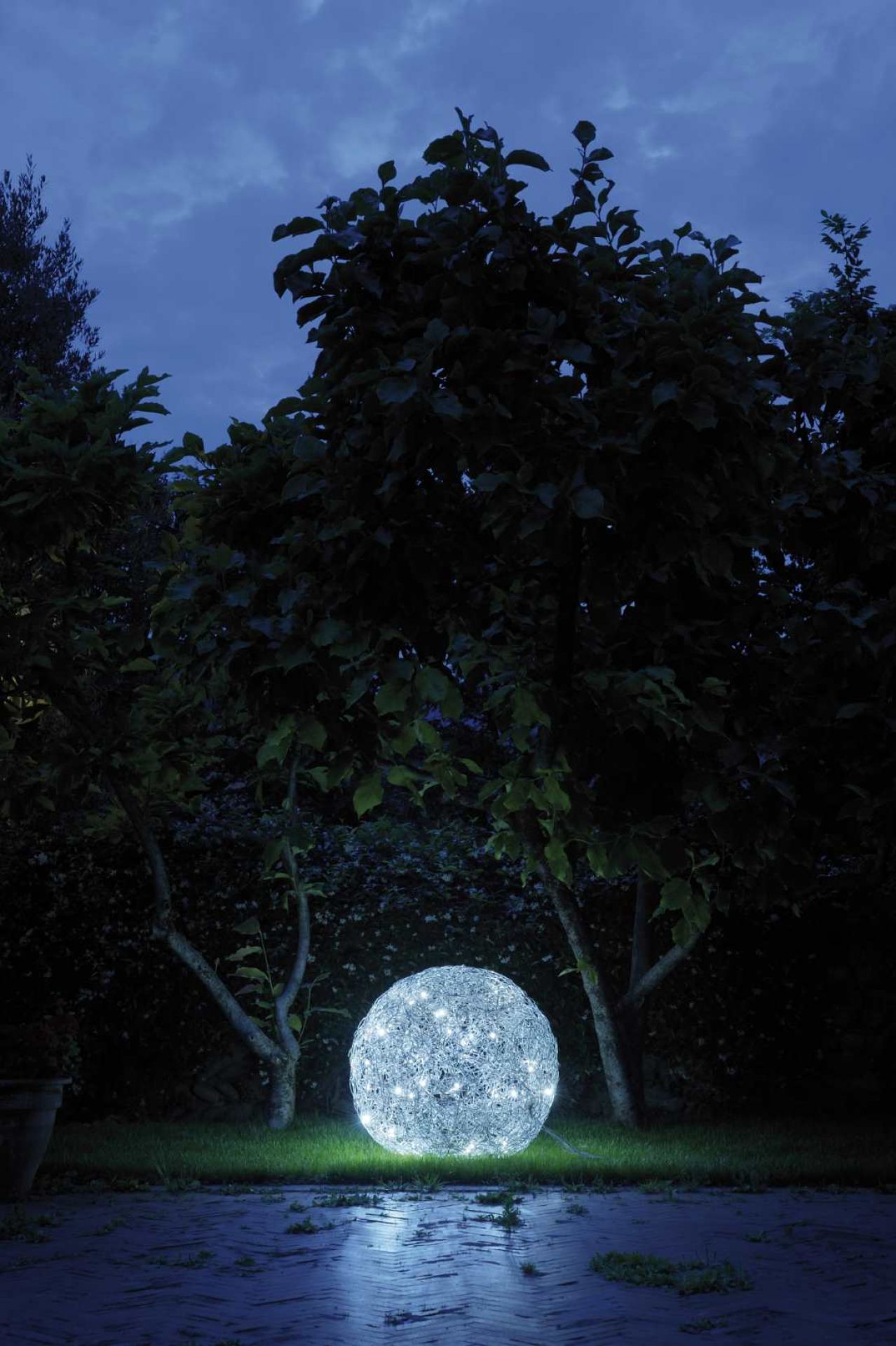 Catellani & Smith Fil de Fer: Runde LED-Bodenleuchte für den Außenbereich im Garten.