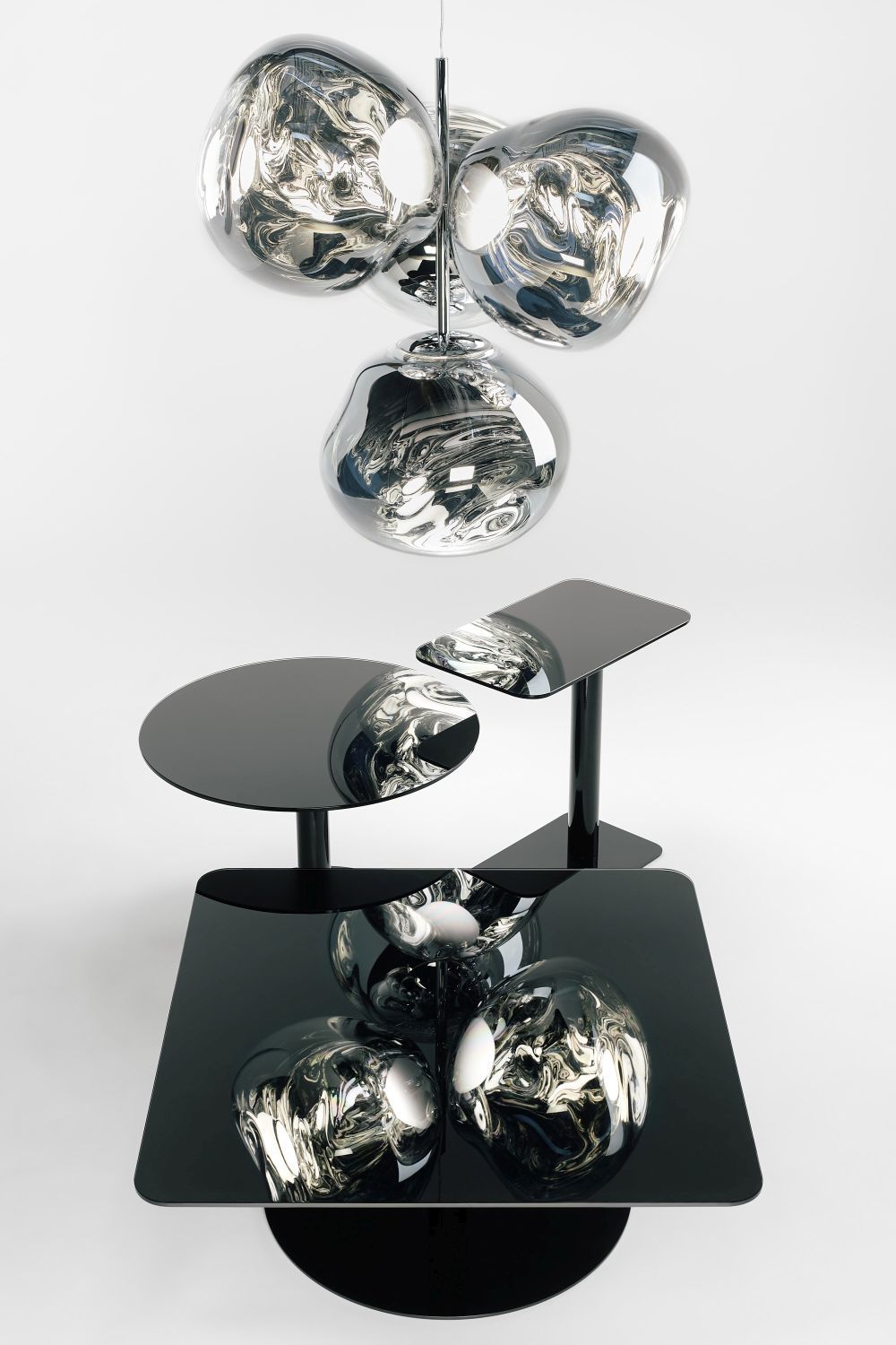 Flash Beistelltisch von Tom Dixon, Couchtisch in Schwarz mit reflektierenden Oberflächen und Design-Lampe.