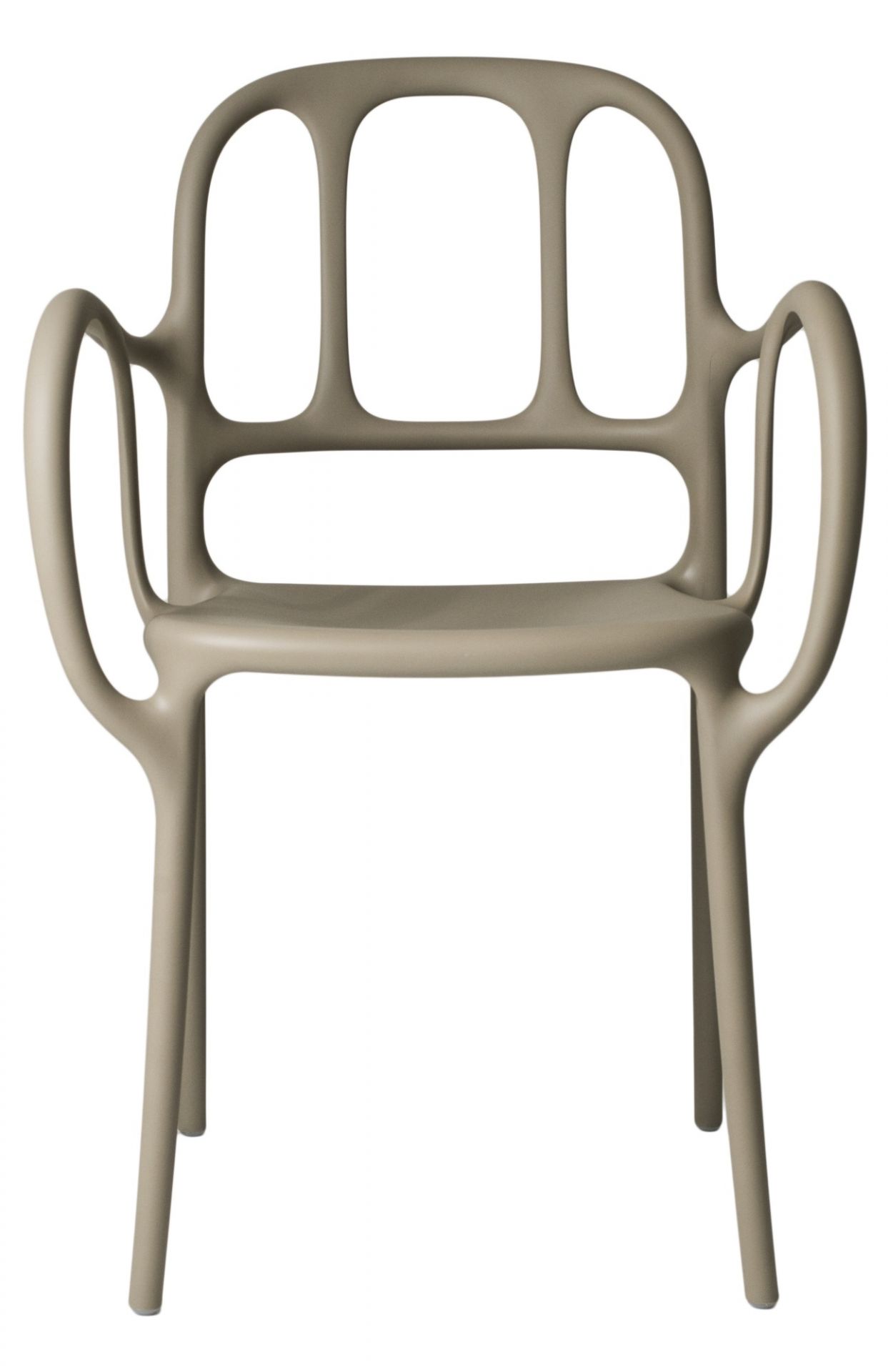 Milà Chair Stuhl von Magis, sandfarbener Design Stuhl mit Armlehnen, moderner Esszimmerstuhl.