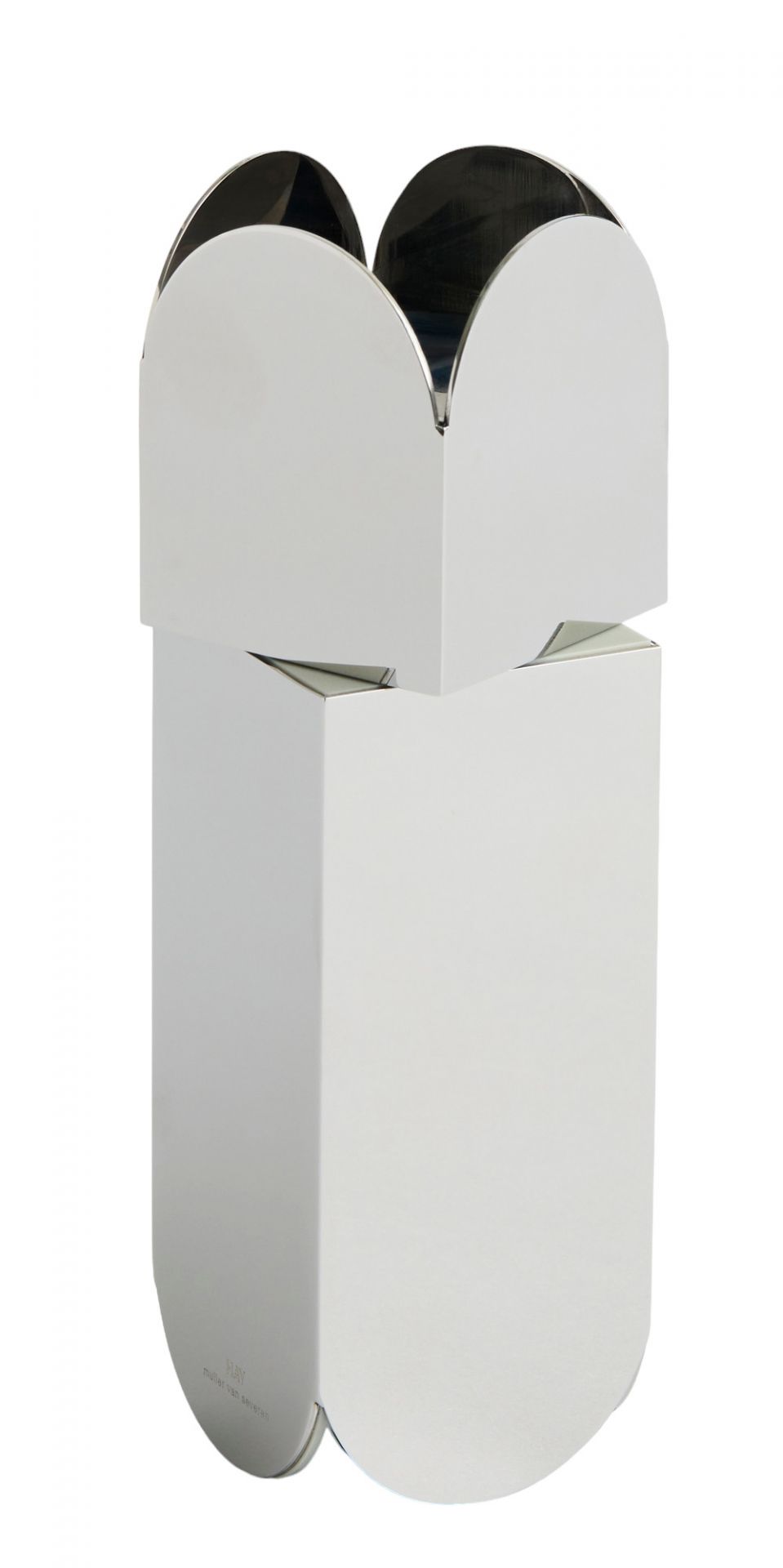 Silberne Arcs Salz- und Pfeffermühle von Hay im Spiegel-Design, moderne Küchenaccessoires für stilvolles Würzen.