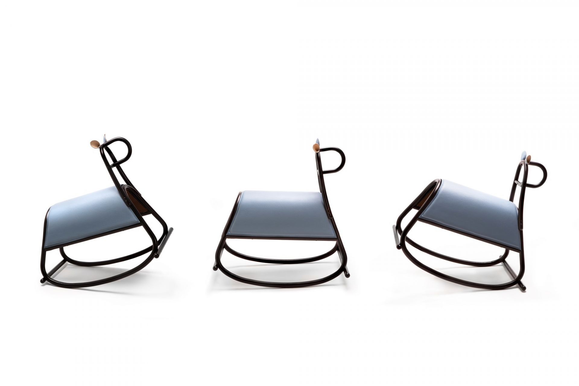 Drei Furia Schaukelpferde von Wiener GTV Design in verschiedenen Ansichten auf weißem Hintergrund.