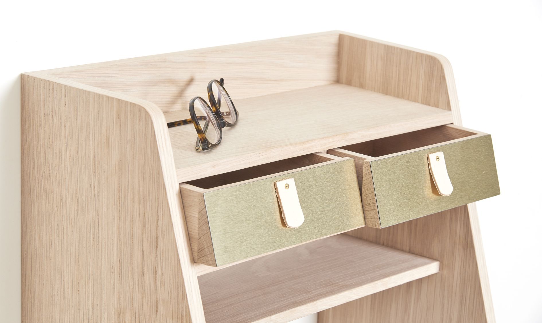 Suzon Wandschrank von Hartô: Eiche-farbener Nachttisch mit zwei Messing-Schubladen und Ablageflächen. Modernes Design.