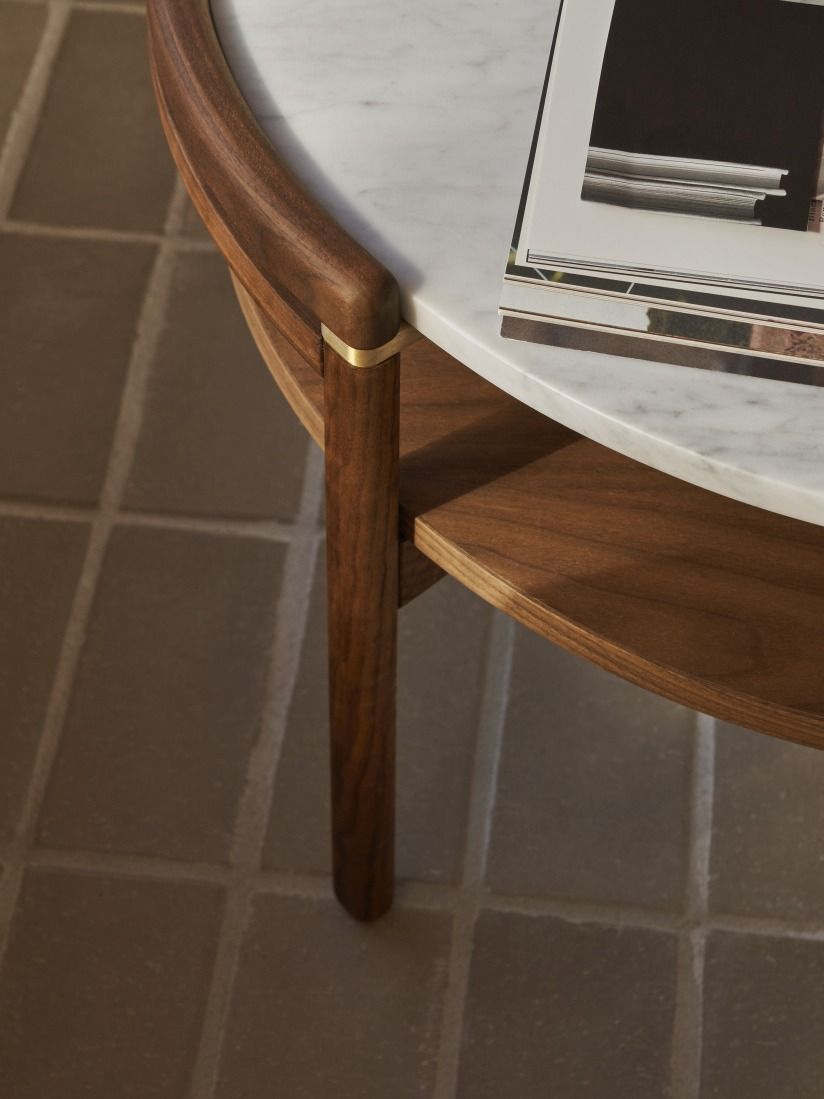 Detailaufnahme: Carl Hansen & Søn Couchtisch RF1905 mit Marmorplatte und geöltem Nussbaumholz.