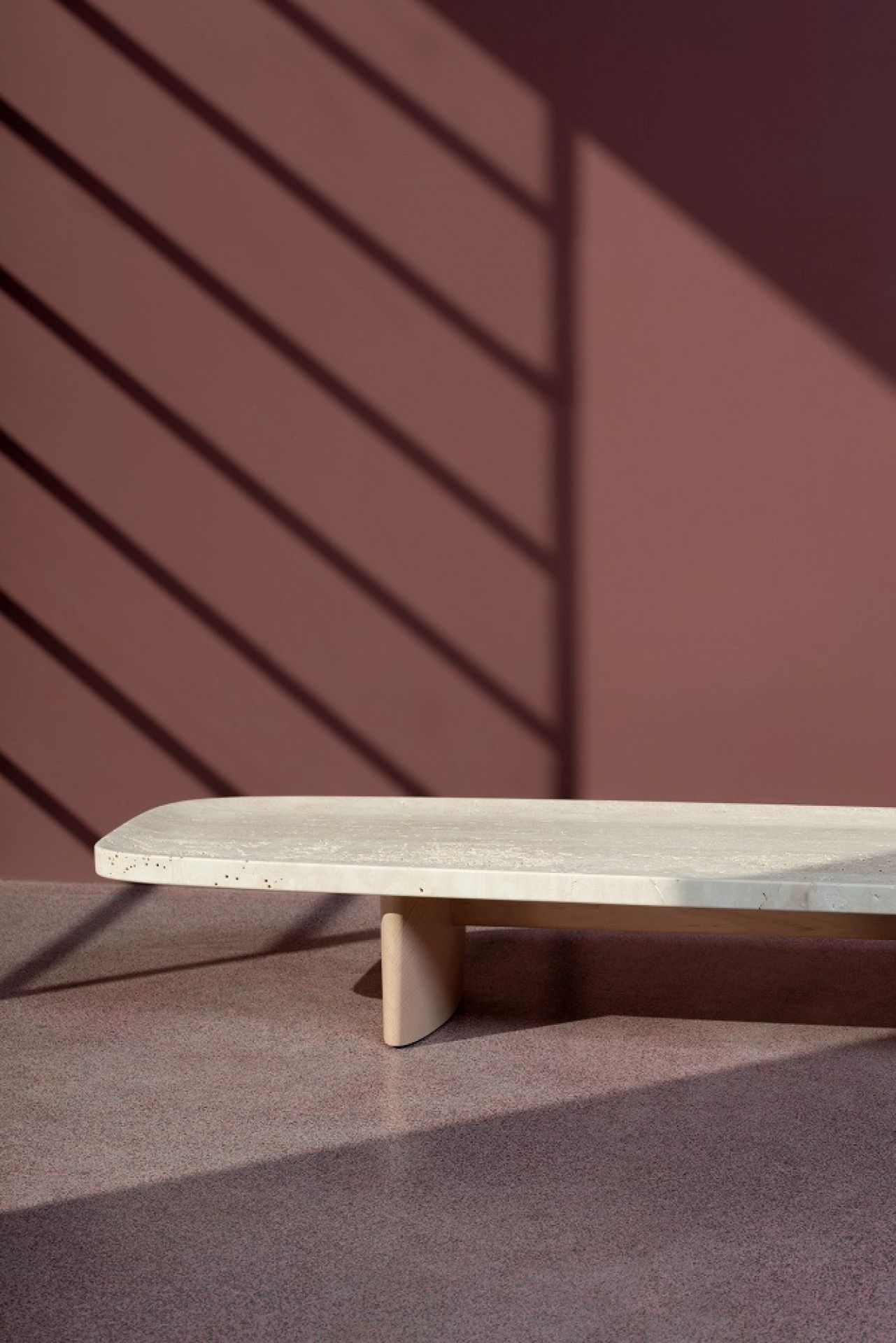 Classicon Matéria Long Table Beistelltisch aus Travertin, minimalistisches Design für Wohnzimmer und Lounge.